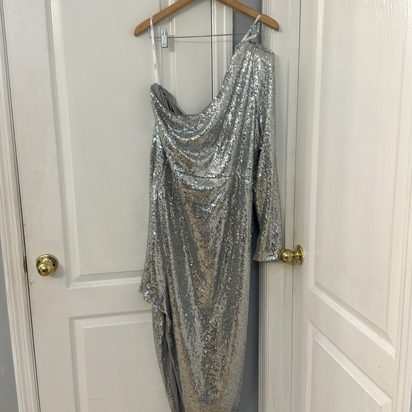 Eloquii | Strong Shoulder Sequin Dress With Slit - Picture 7 of 7